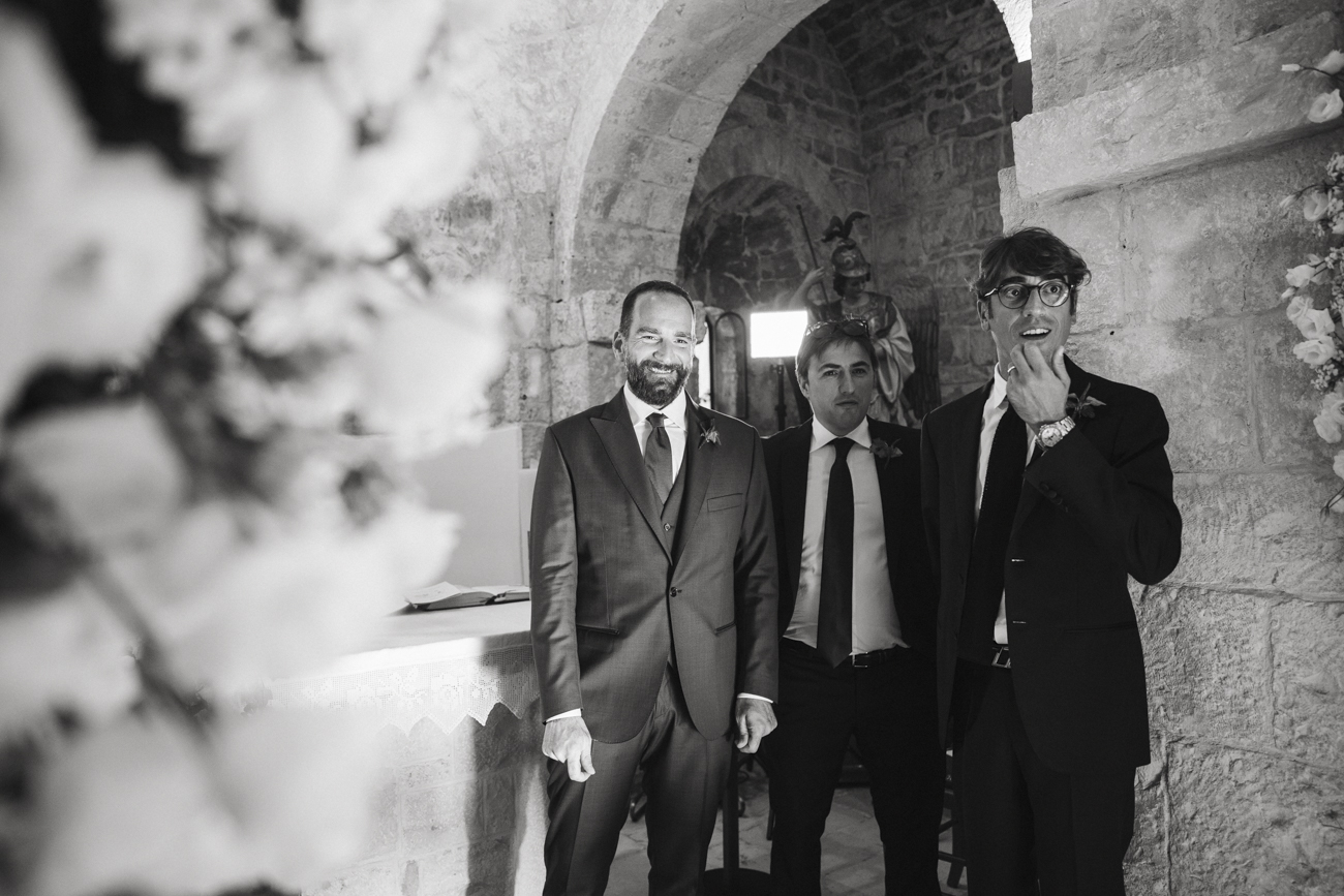 Matrimonio di Marco & Antonella, lo sposo aspetta la sposa in chiesa