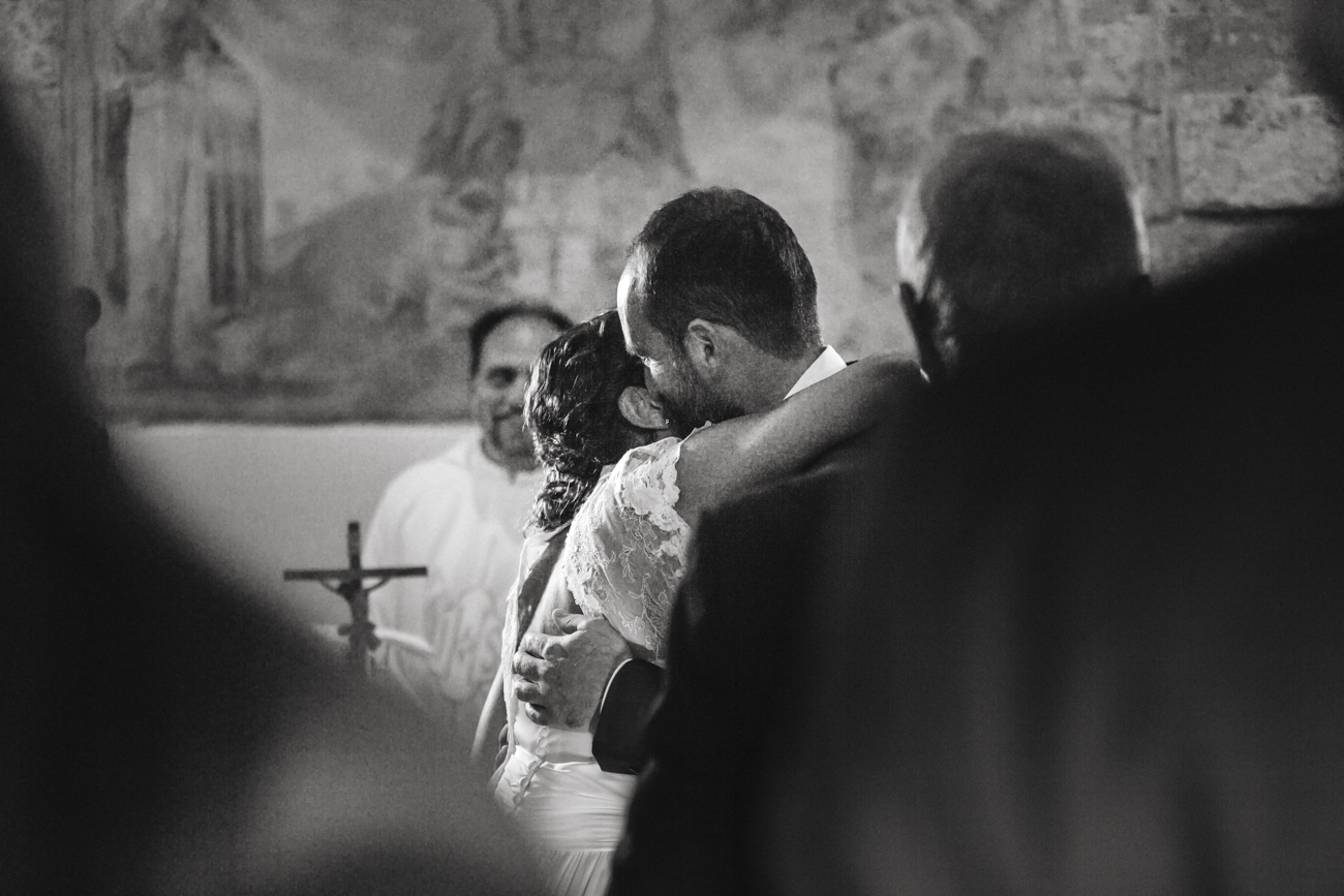 Matrimonio di Marco & Antonella, gli sposi si abbracciano