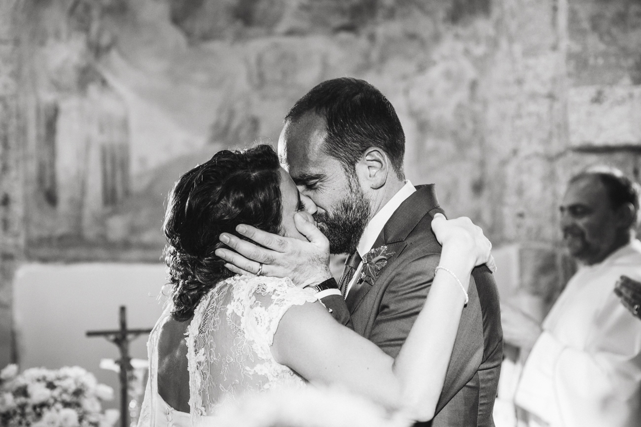 Matrimonio di Marco & Antonella, lo sposo bacia la sposa