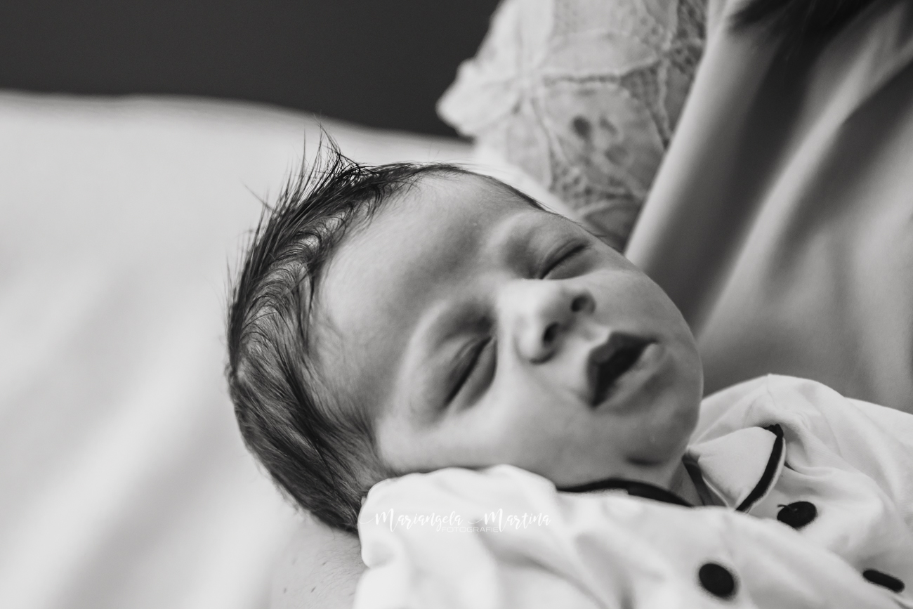 dettaglio del neonato, capelli con cresta
