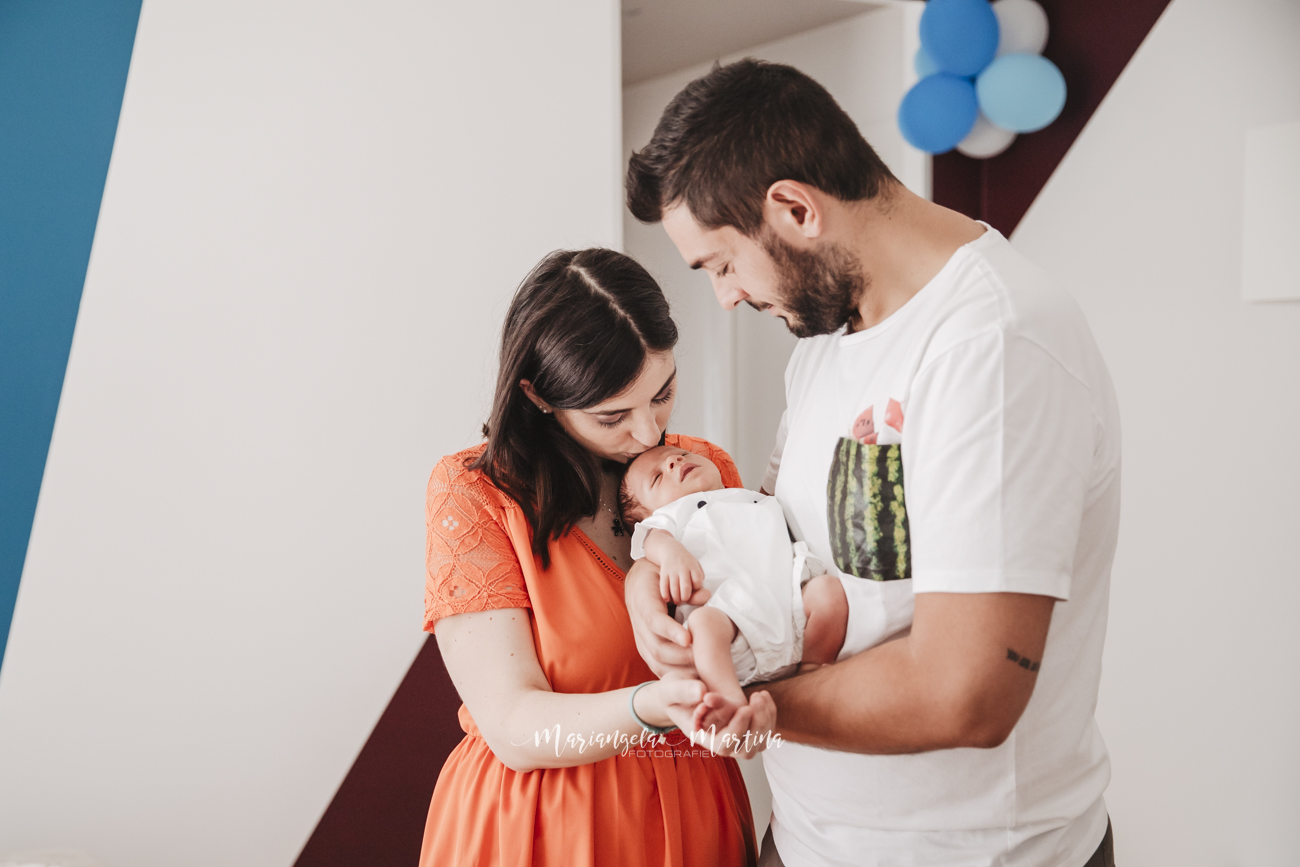 mamma che bacia il neonato