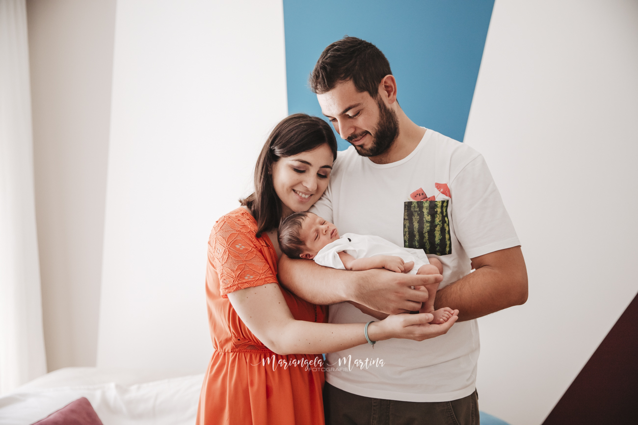 mamma e papà che guardano il neonato