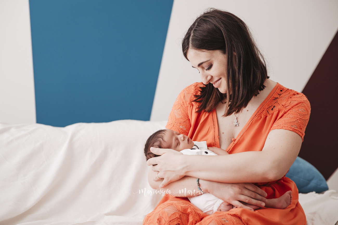 mamma felice con neonato in braccio
