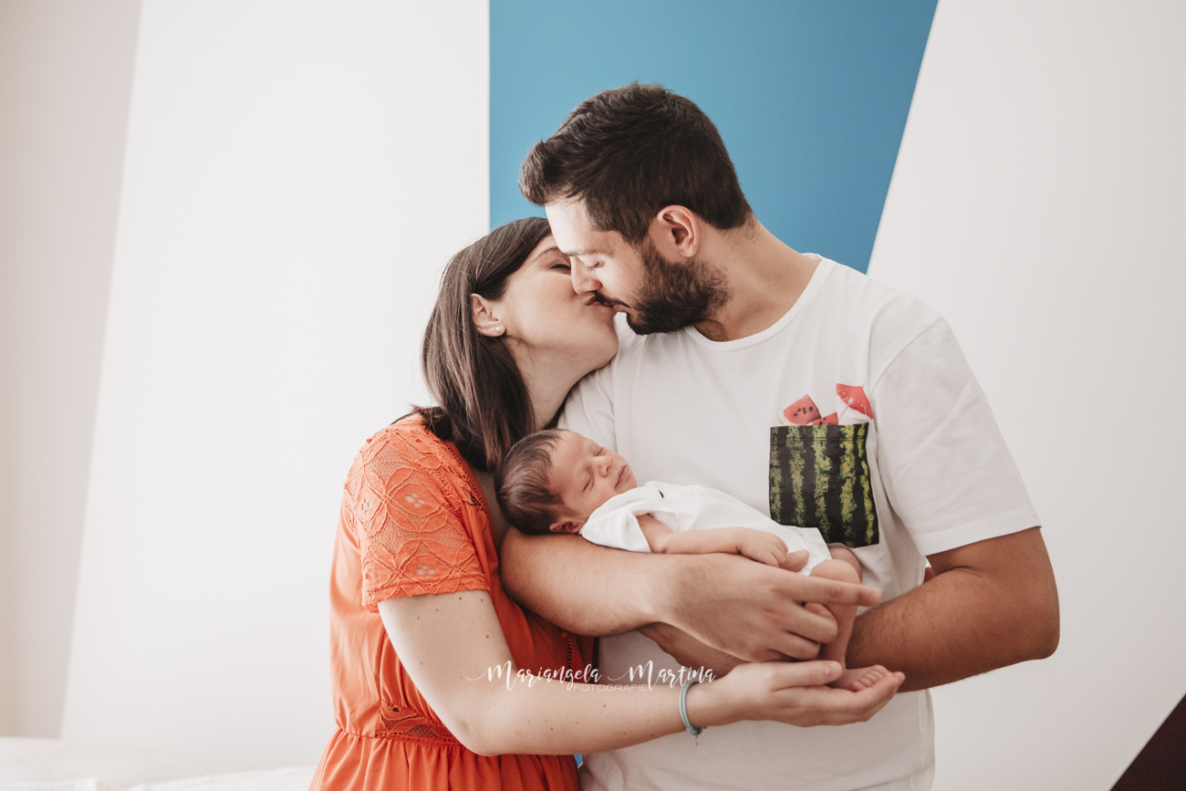 mamma e papà si baciano