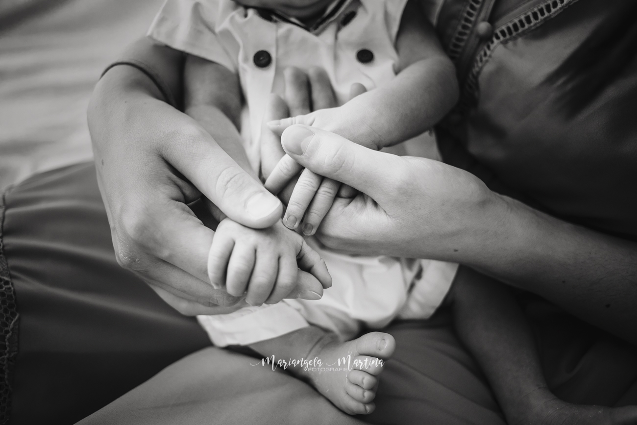 mano nella mano neonato e mamma