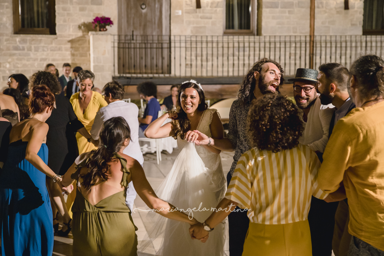 sposa balla con i suoi amici