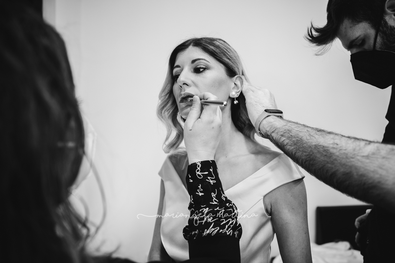 Collaborare è fondamentale per la buona riuscita di un progetto. Durante questo shooting sono state coinvolte diverse figure professionali, tutte diverse tra loro. In questa foto infatti la truccatrice Marilù Cardascia e il parrucchiere Sebastiano Salamida, sistemano contemporaneamente la modella prima degli scatti fotografici.