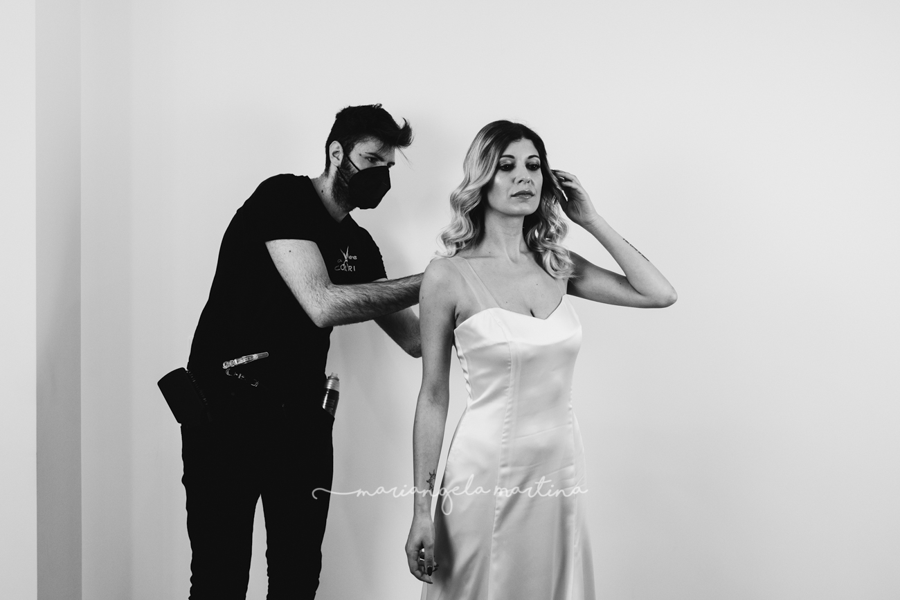 Collaborare è fondamentale per la buona riuscita di un progetto. Durante questo shooting sono state coinvolte diverse figure professionali, tutte diverse tra loro. In questa foto infatti il parrucchiere Sebastiano Salamida mentre sistema i capelli della modella