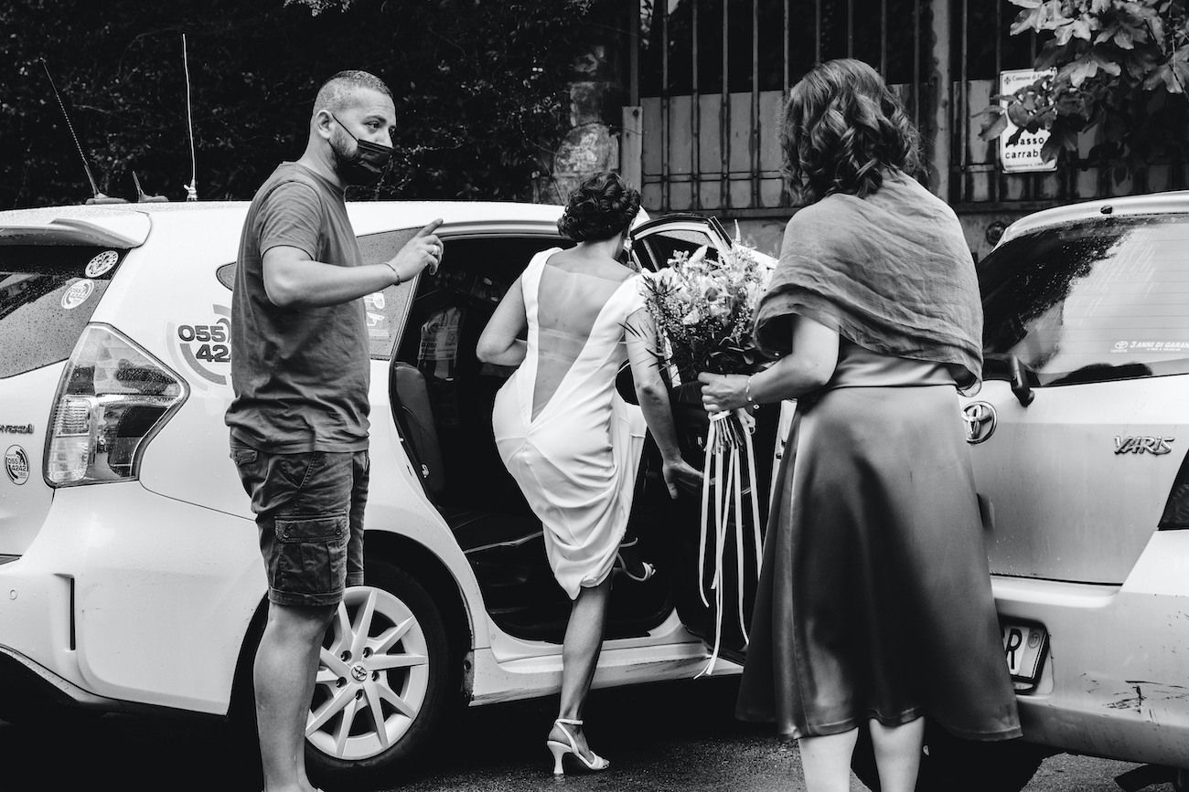la sposa prende in taxi