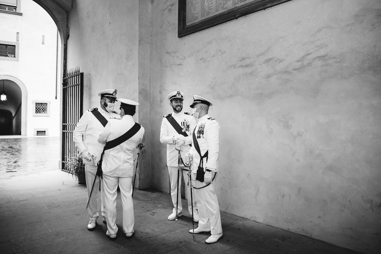 Lo sposo a palazzo vecchio in compagnia dei suoi colleghi della marina
