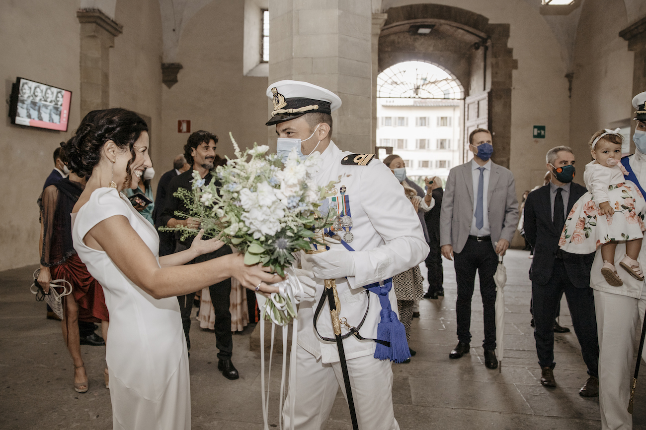 la sposa saluta i colleghi della marina del suo futuro marito