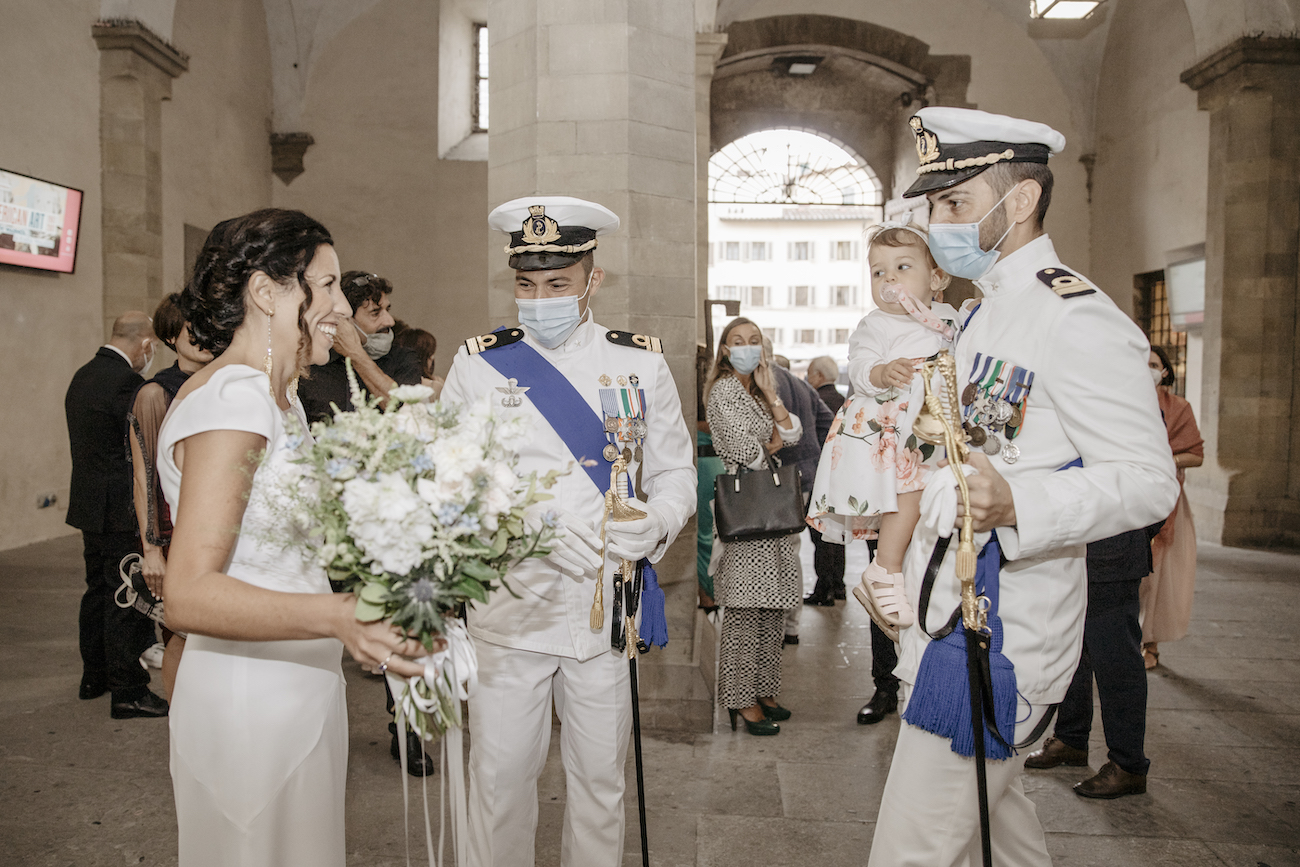 la sposa saluta i colleghi della marina del suo futuro marito
