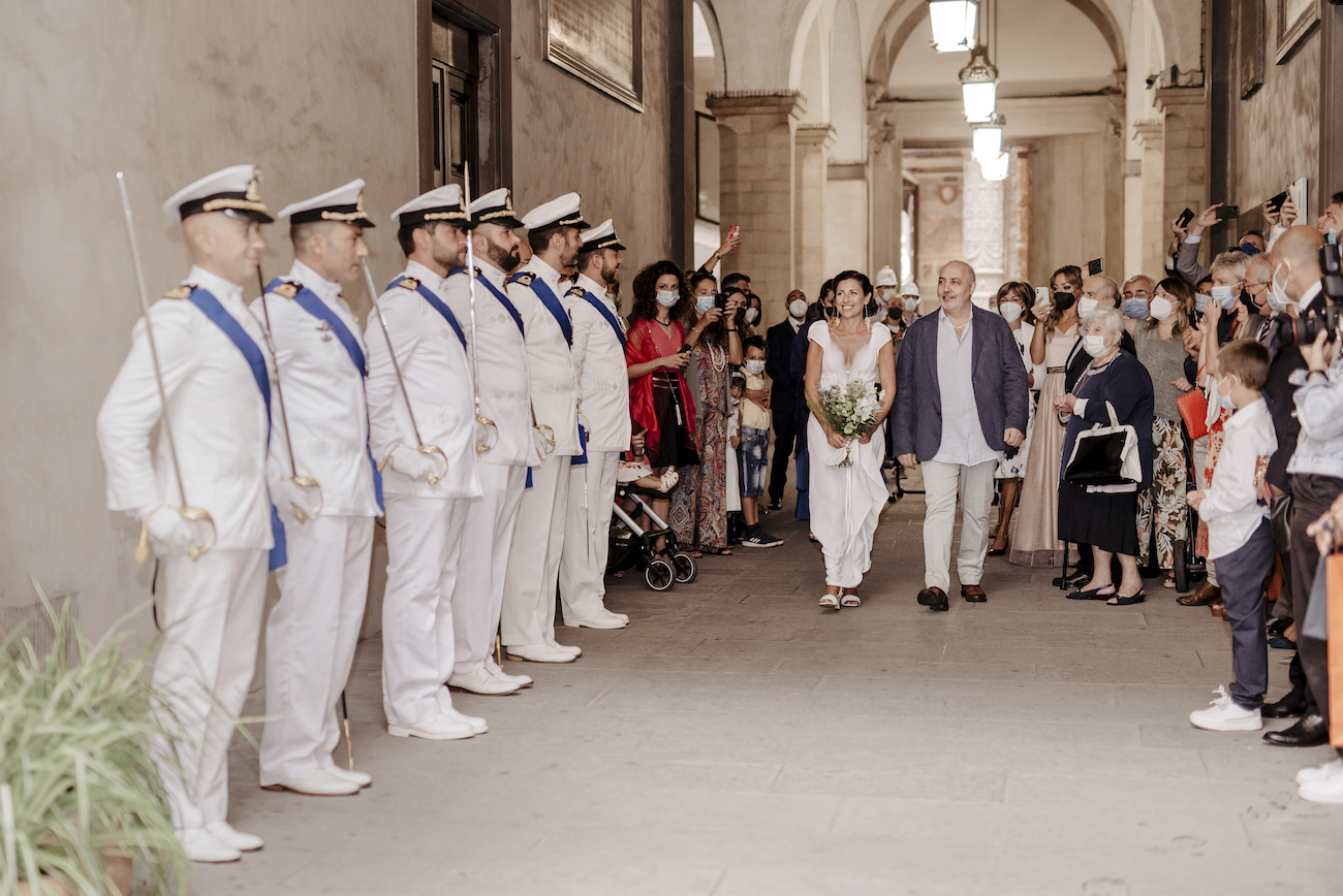 la sposa saluta i colleghi della marina del suo futuro marito