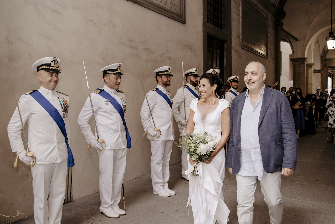 la sposa saluta i colleghi della marina del suo futuro marito