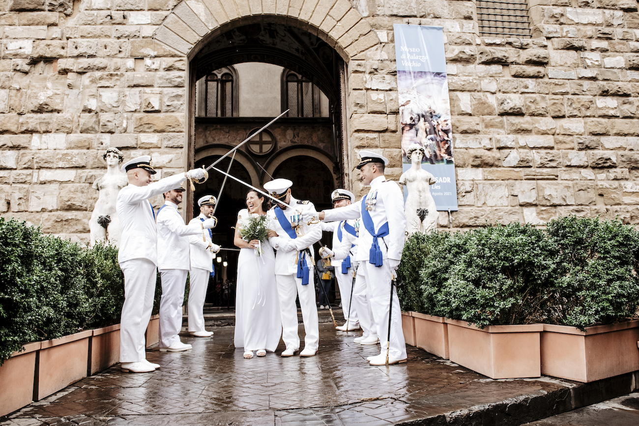 picchetto all'uscita degli sposi