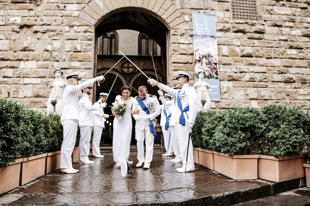 picchetto all'uscita degli sposi