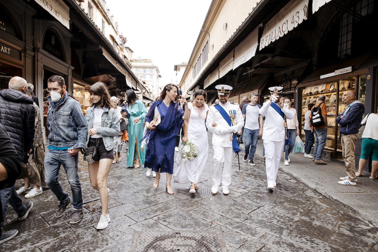 sposi e amici camminano su ponte vecchio