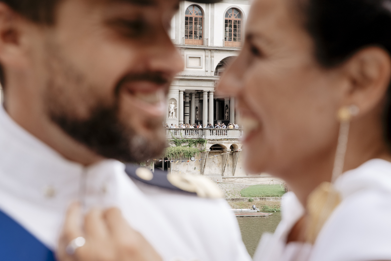 sposi che sorridono con sfondo degli uffizi