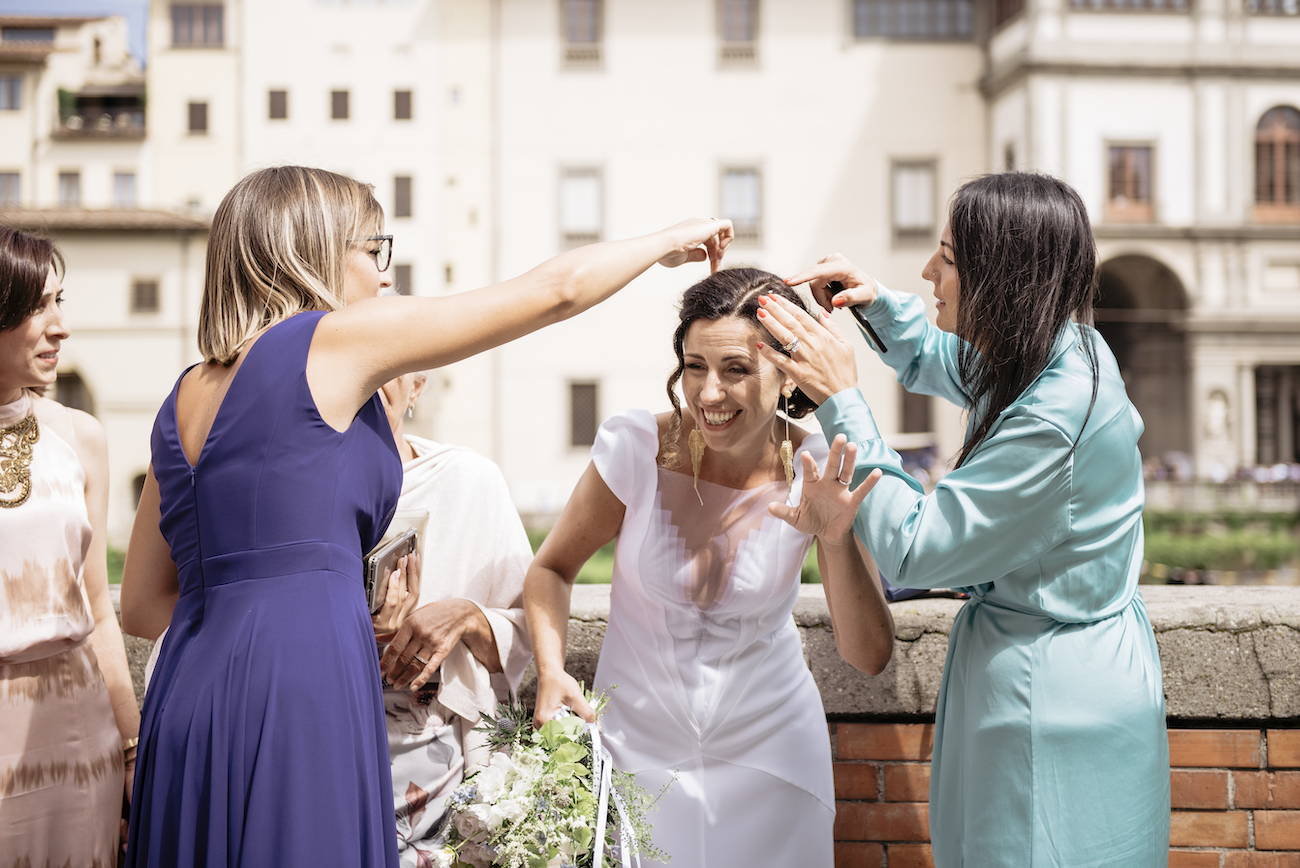 sorella e cugina della sposa le tolgono il riso dai capelli