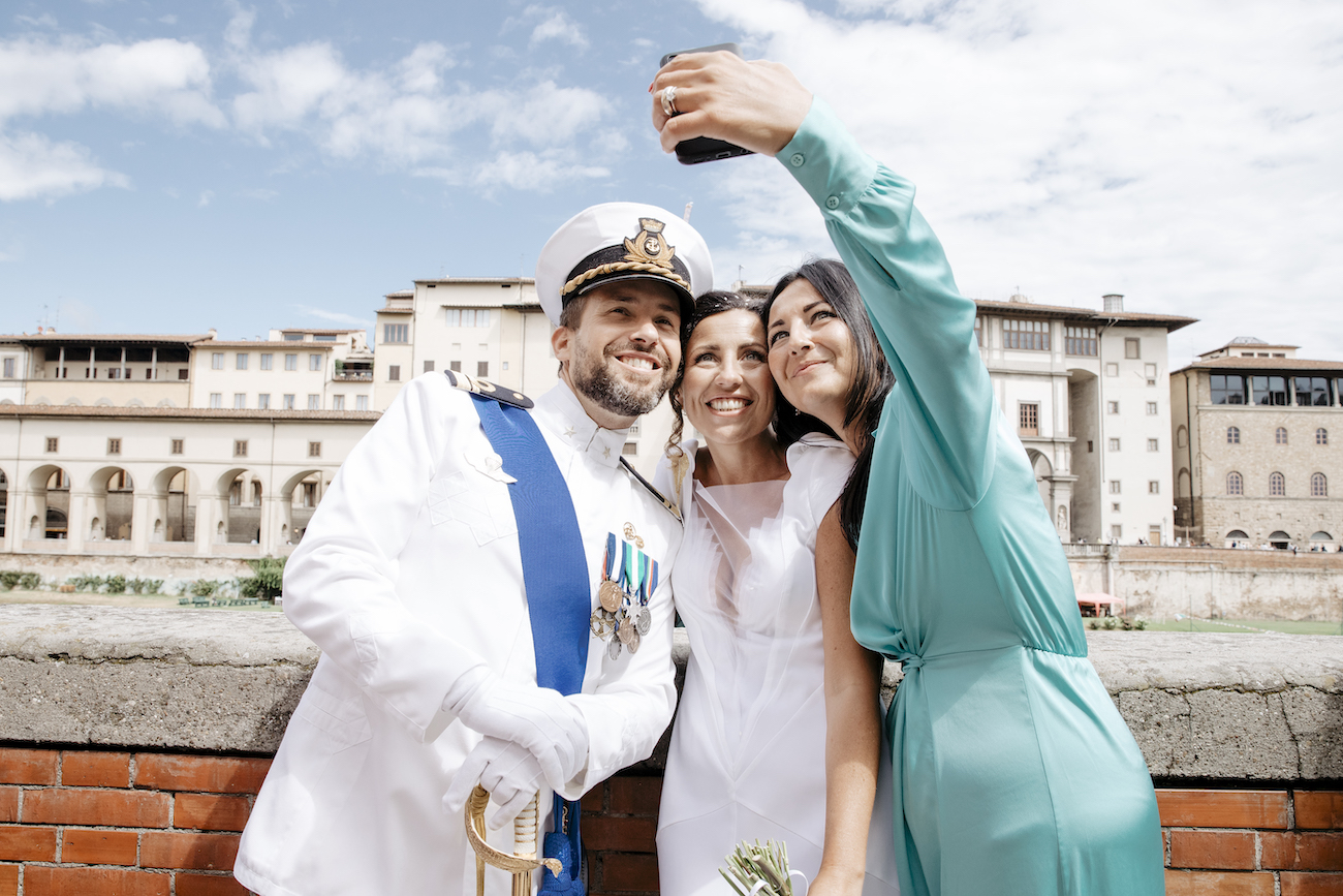 sorella della sposa mentre fa un selfie con gli sposi