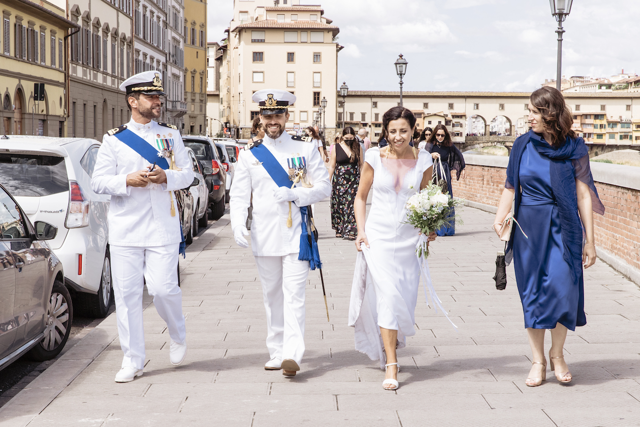 gli sposi e i loro amici camminano verso palazzo san Niccolò, firenze