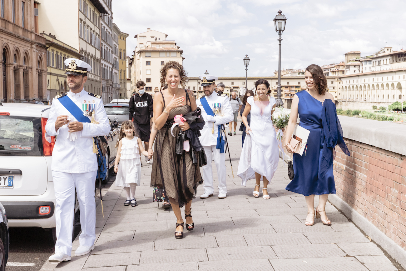 gli sposi e i loro amici camminano verso palazzo san Niccolò, firenze