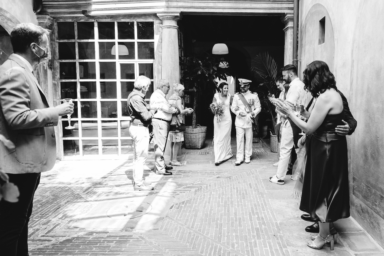 gli sposi arrivano a palazzo san niccolò accolti dai loro amici e parenti