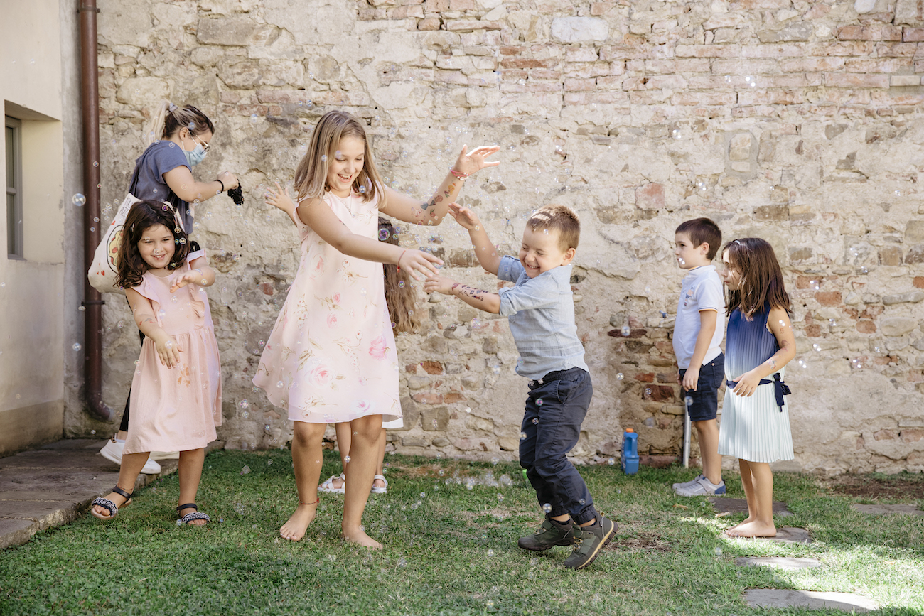 bambini che si divertono
