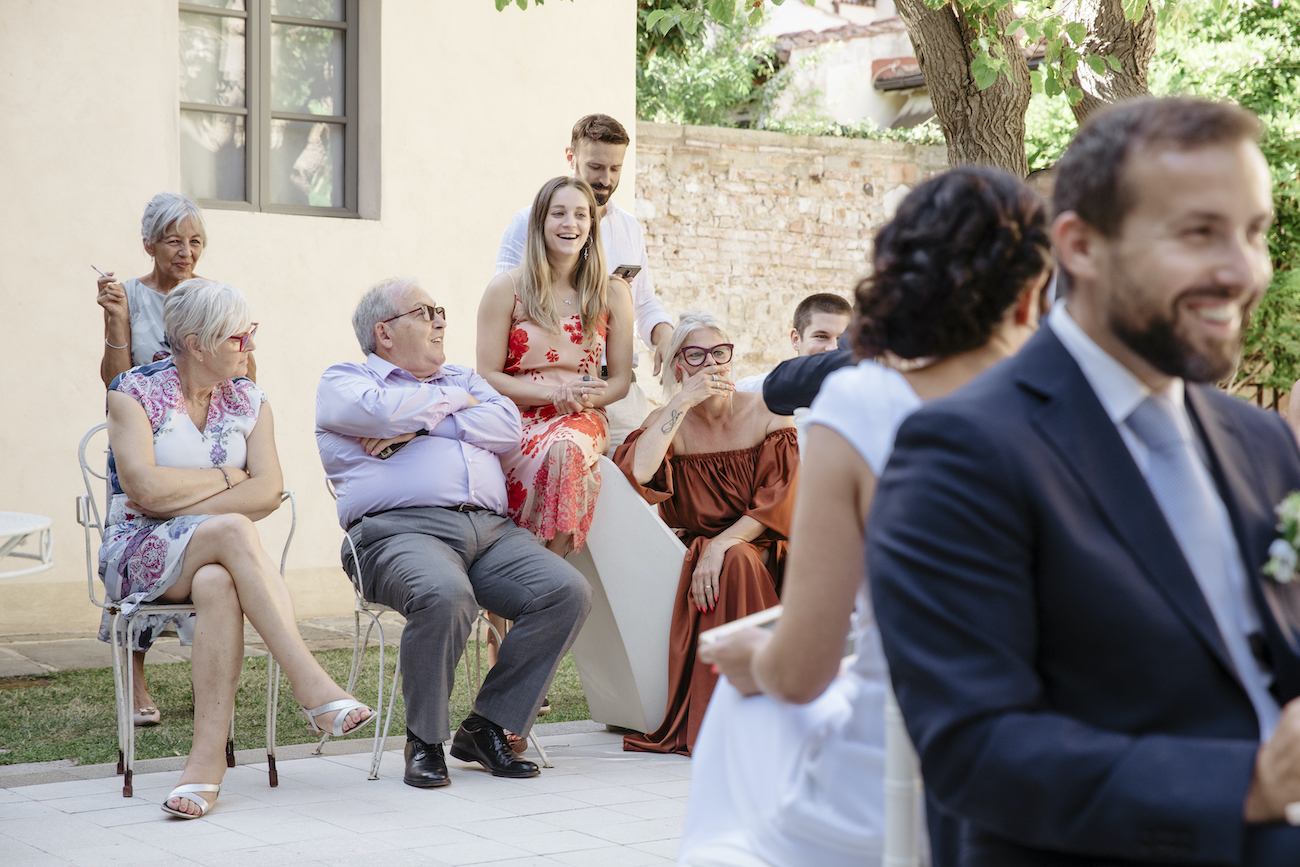 gioco delle domande per gli sposi, le famiglie si divertono