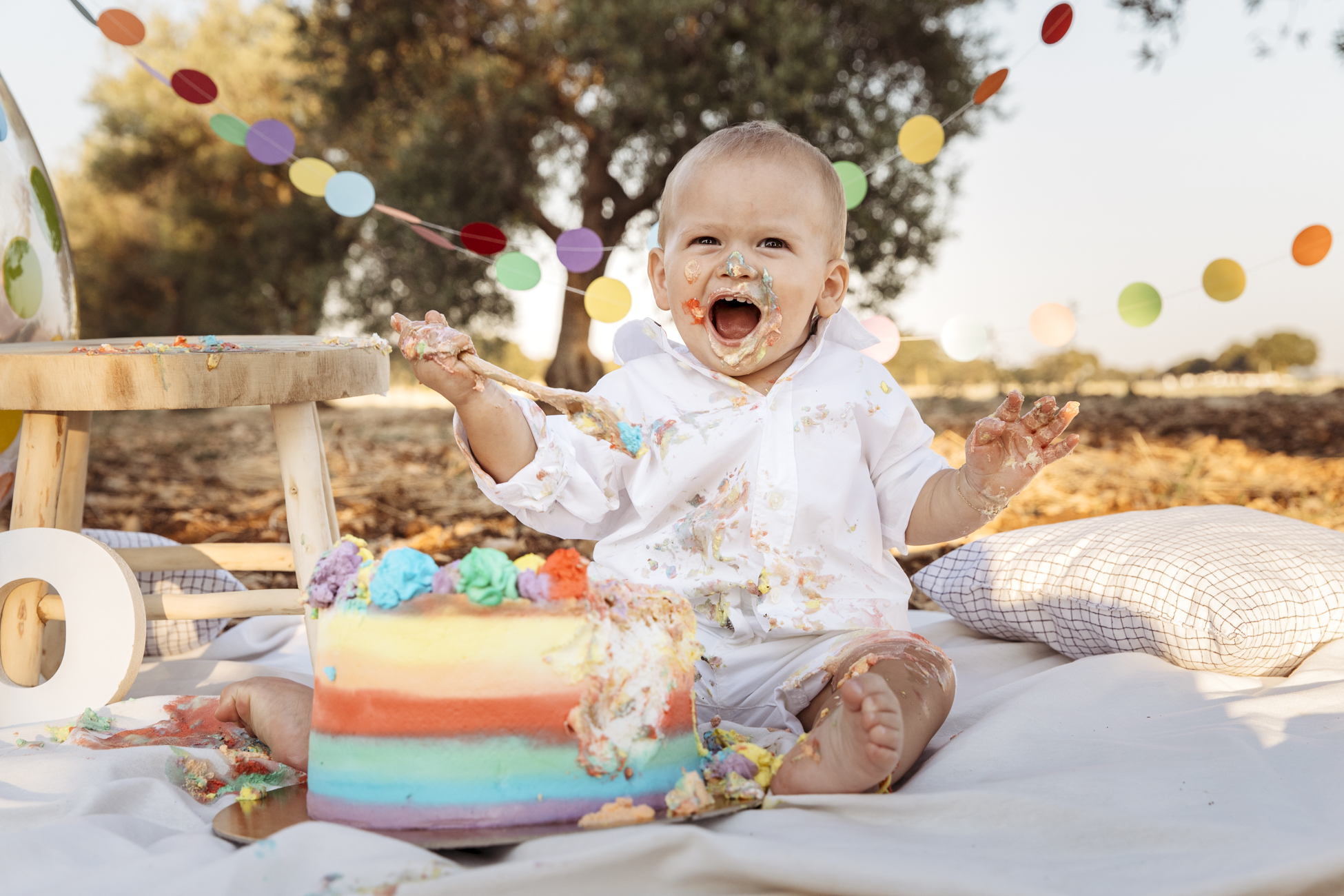 Torta distrutta, bambino felice